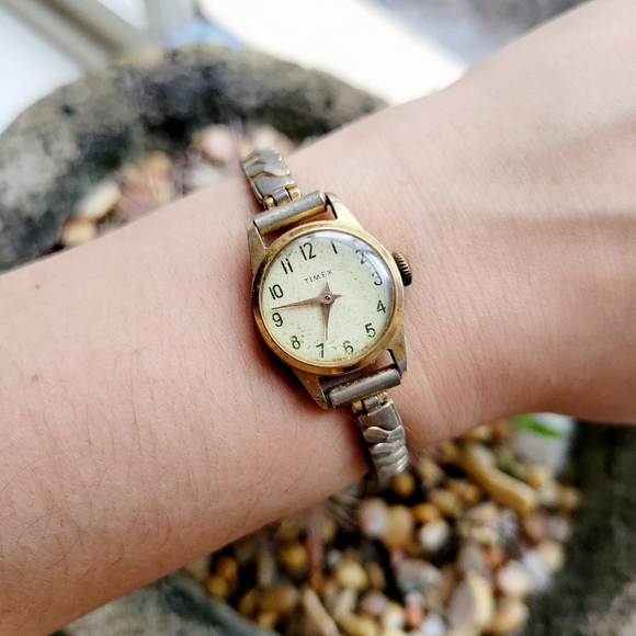 Vintage Timex Silver & Gold Classic Stretch Watch - Picture 5 of 8